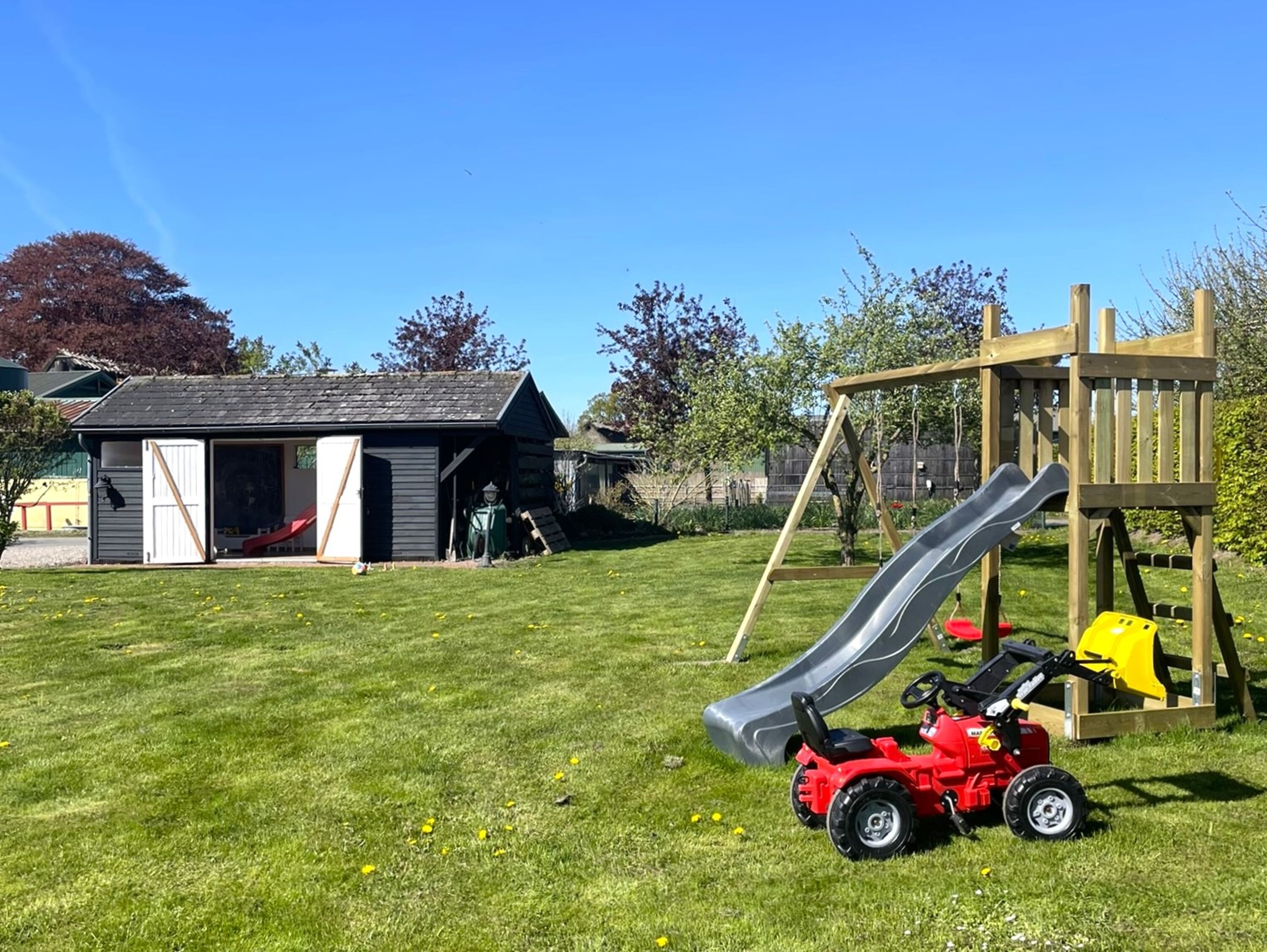 Spielplatz mit Schaukeln und Rutsche