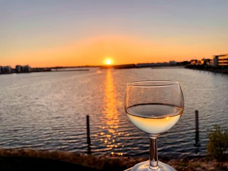 Es wird abend, diesen Blick habt ihr vom Balkon.  Ihr werdet unvergessliche Sonnenuntergänge erleben. 
