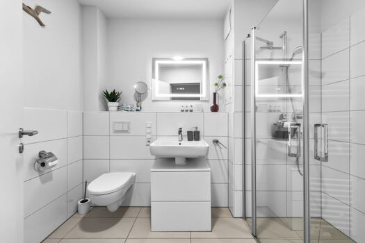 Unser Badezimmer hat eine  bodentiefe Dusche