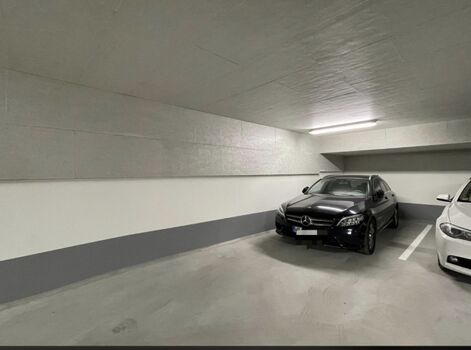 kostenloser reservierter Stellplatz in der Tiefgarage (Höhe 2,05m)
