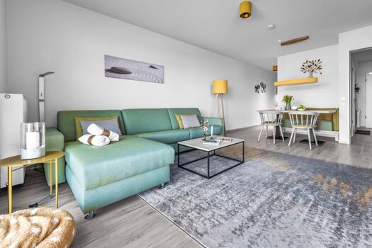 Unser Sofa ist auf 1,60x2,00m auskappbar, falls Euer schnarchender Mann ausquartiert werden soll oder ihr eine richtige Lümmelwiese bevorzugt.