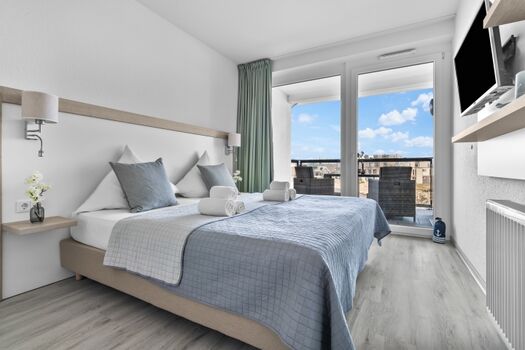 Danach kommt ihr ins Schlafzimmer und wacht morgens  mit Wasserblick auf . (leider stehen gerade die Balkonmöbel davor).