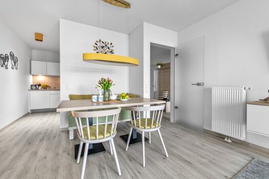 Und hier seht ihr einen Blick in die Küche mit unseren Bollis an der Wand und den  Essbereich. 