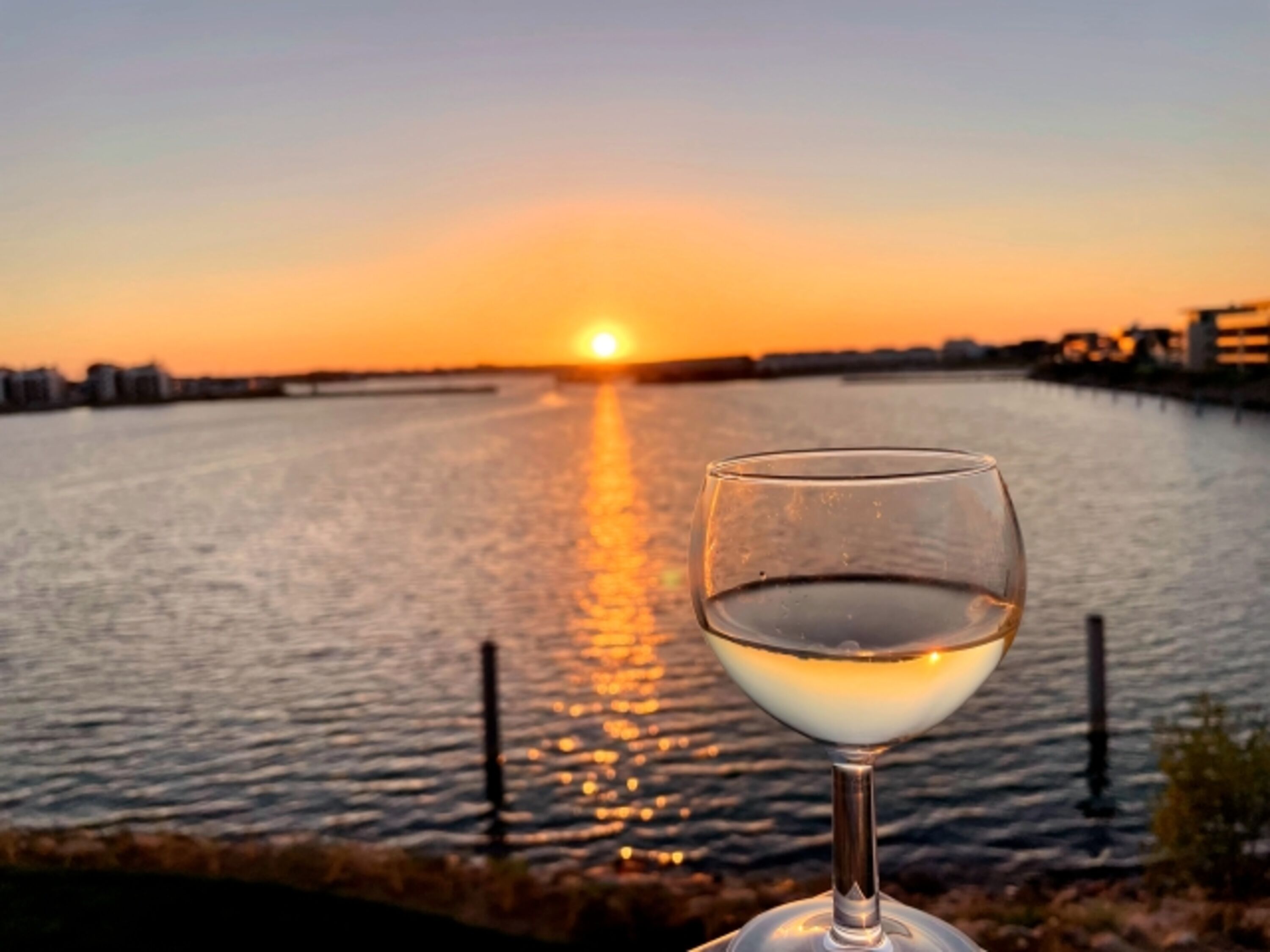 Es wird abend, diesen Blick habt ihr vom Balkon. Ihr werdet unvergessliche Sonnenuntergänge erleben.
