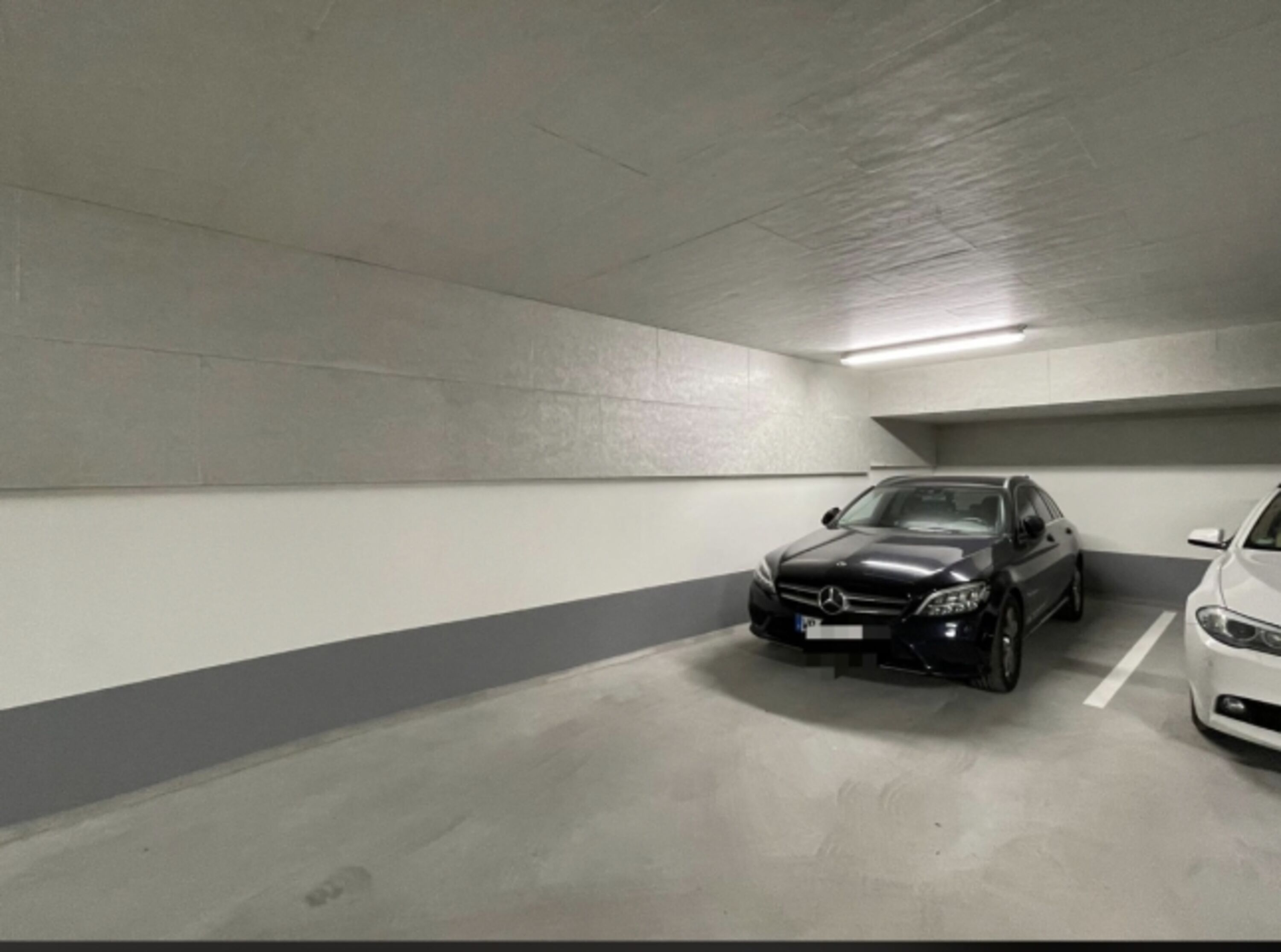 kostenloser reservierter Stellplatz in der Tiefgarage (Höhe 2,05m)