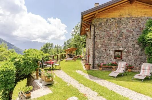 Die Hütte in der Natur und Sonnenschein den ganzen Tag lang ...