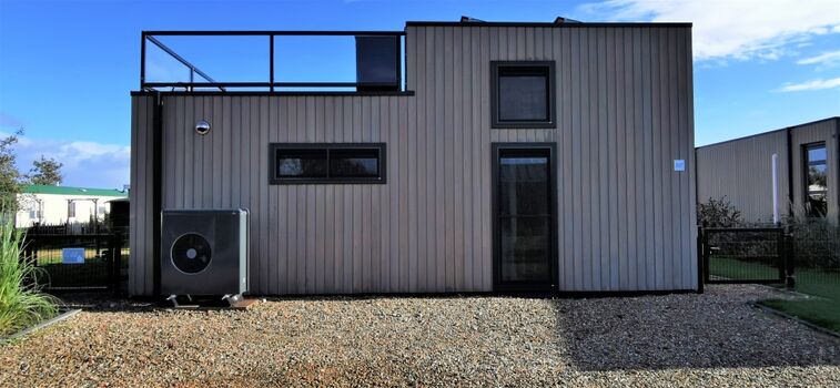 PKW-Parkplatz direkt hinter dem Haus