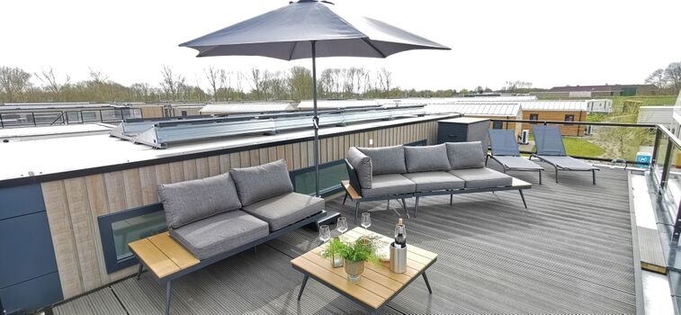 Dachterasse mit Lounge-Garnitur und Sonnenliegen