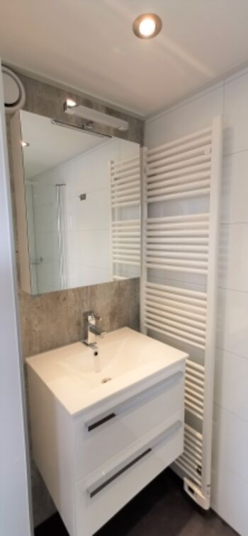 Waschtisch, Spiegelschrank und Handtuch-Heizung