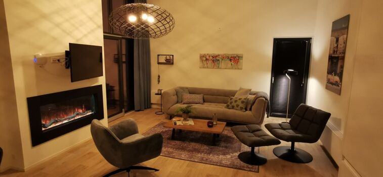 Abendstimmung mit Ambiente-Kamin im Wohnzimmer