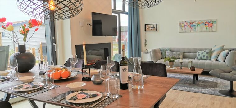 heller, lichtdurchfluteter Wohn-/Essbereich