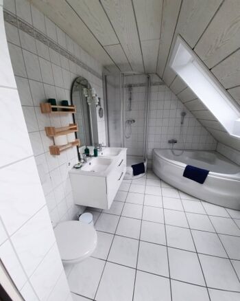 helles Tageslichtbad mit Eckbadewanne