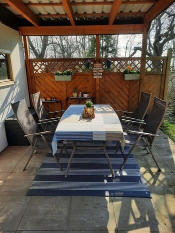 Überdachte Terrasse mit Grill und Feuerschale