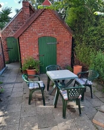 Kleine Frühstücksterrasse