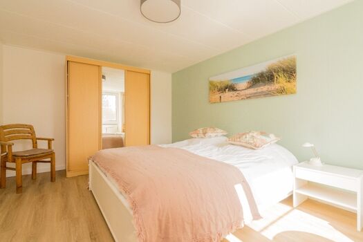 Schlafzimmer 1 mit Doppelbett und Kleiderschrank