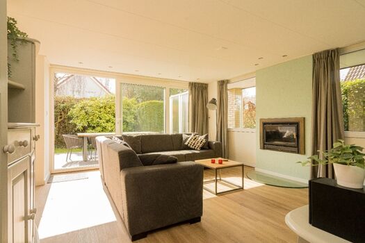 Das helle, geschmackvoll eingerichtete Wohnzimmer