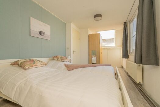 Schlafzimmer 3 mit 2 Einzelbetten und Schrank