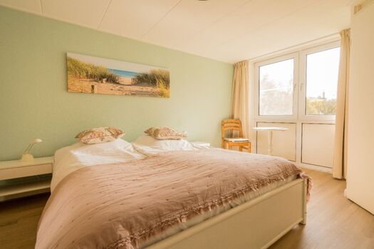 Schlafzimmer 1 mit Doppelbett und Kleiderschrank