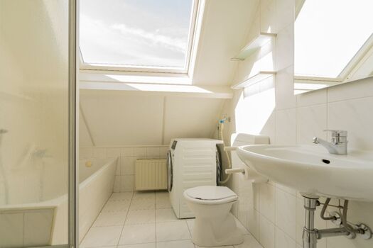 Badezimmer mit Badewanne, Dusche, und Toilette