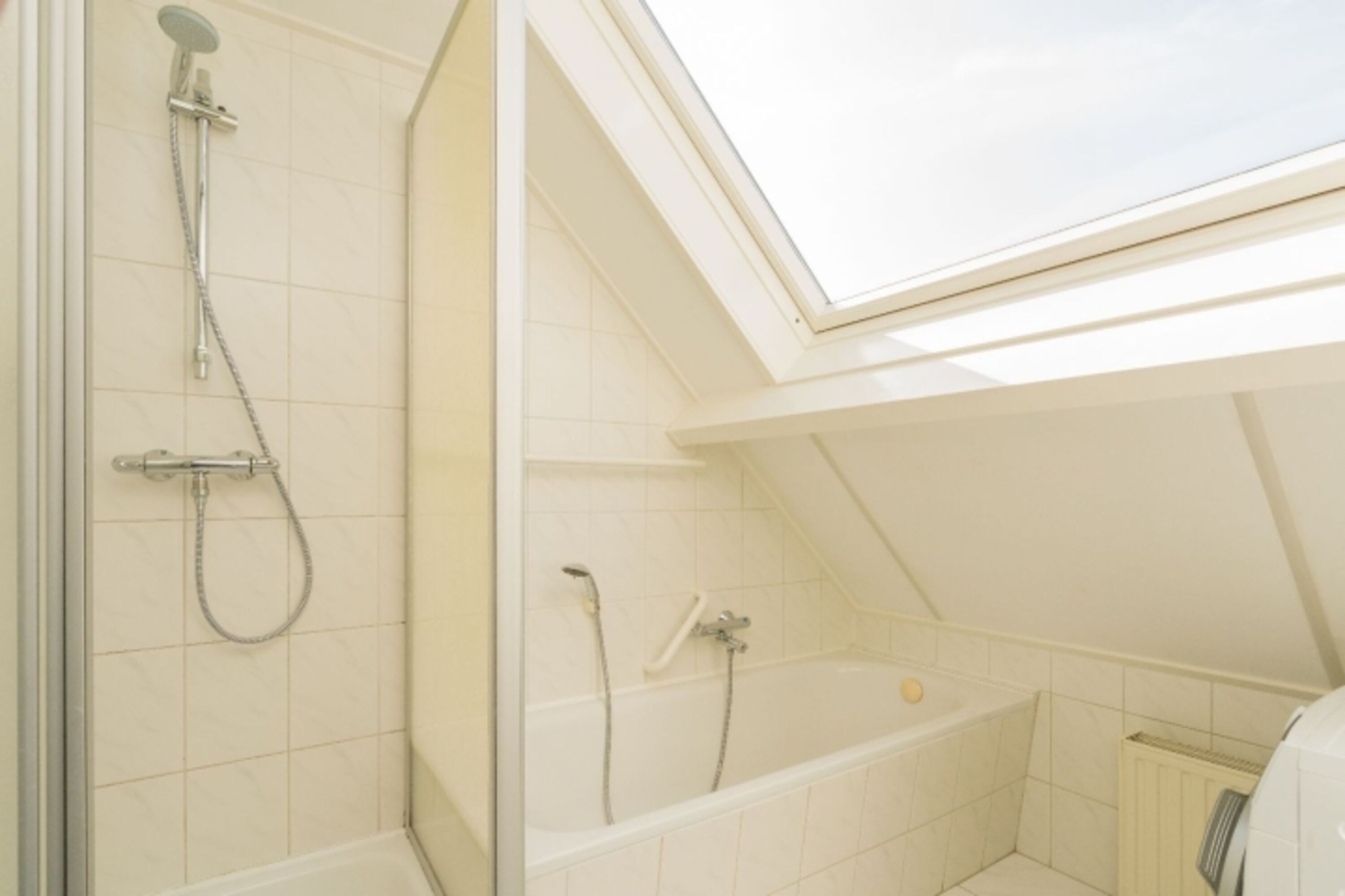 Badezimmer mit Badewanne, Dusche, und Toilette. Ab März 2027 renoviert und ohne Badewanne.
