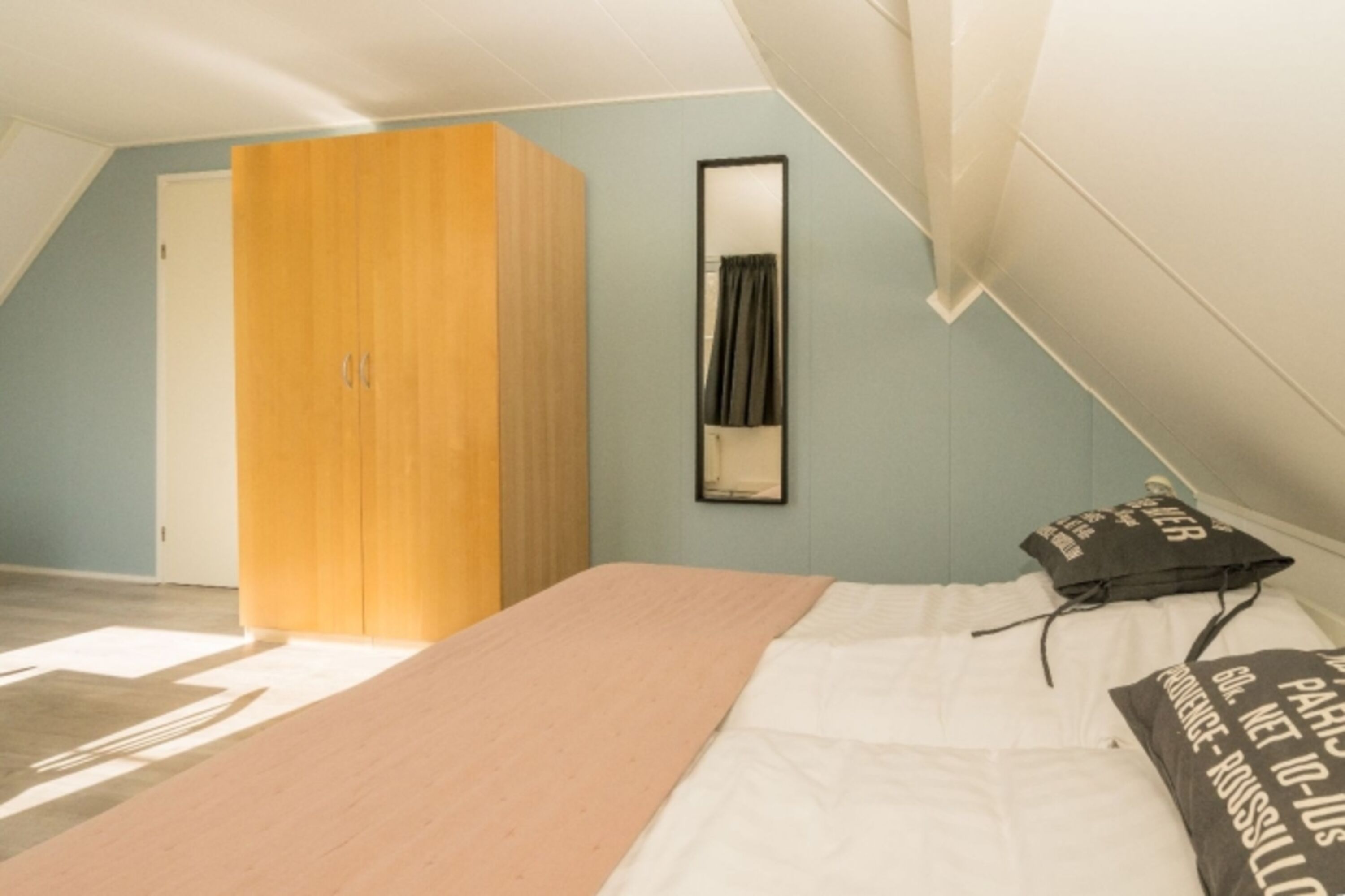Schlafzimmer 2 mit 3 Einzelbetten und Schrank