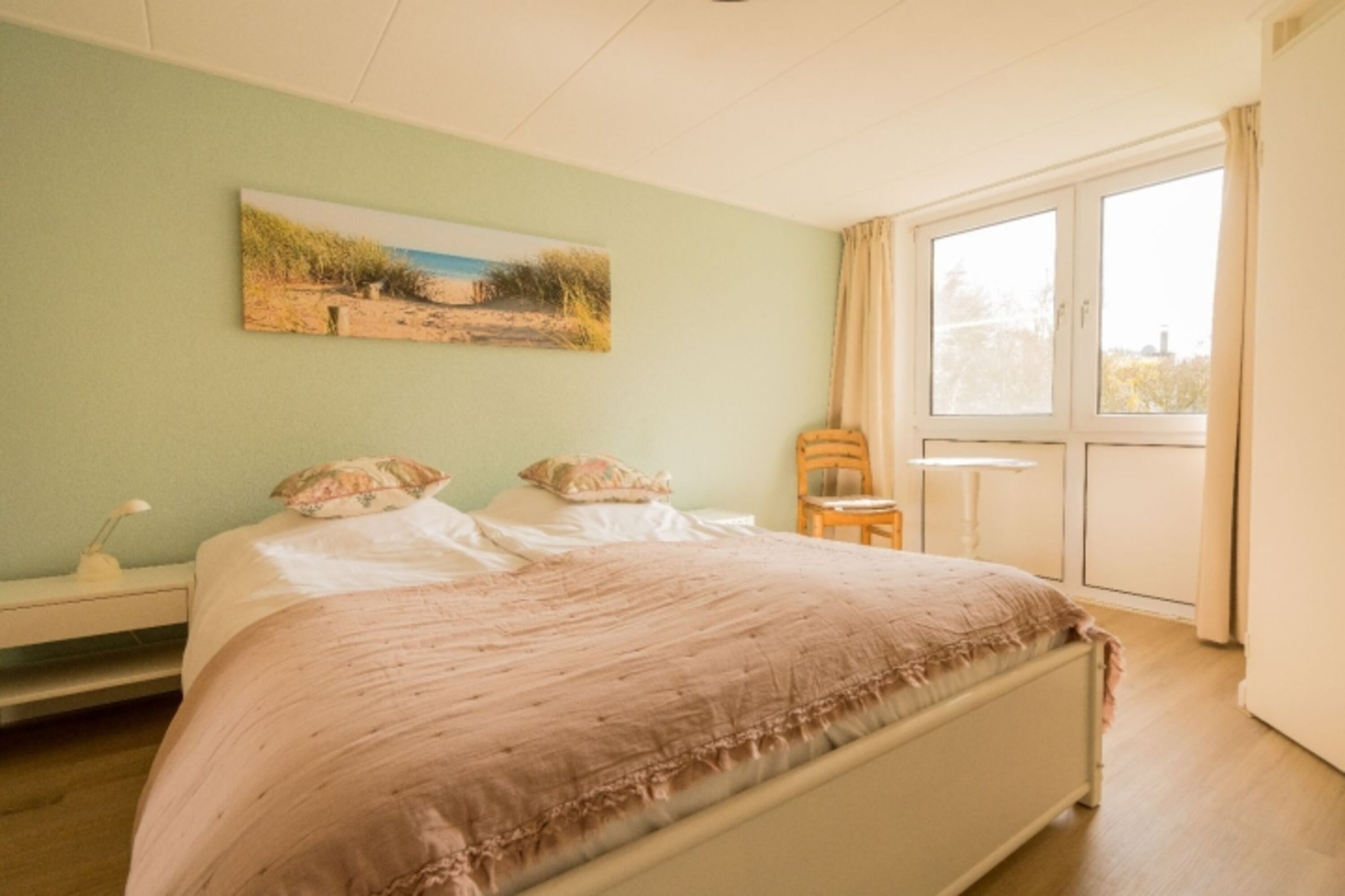 Schlafzimmer 1 mit Doppelbett und Kleiderschrank