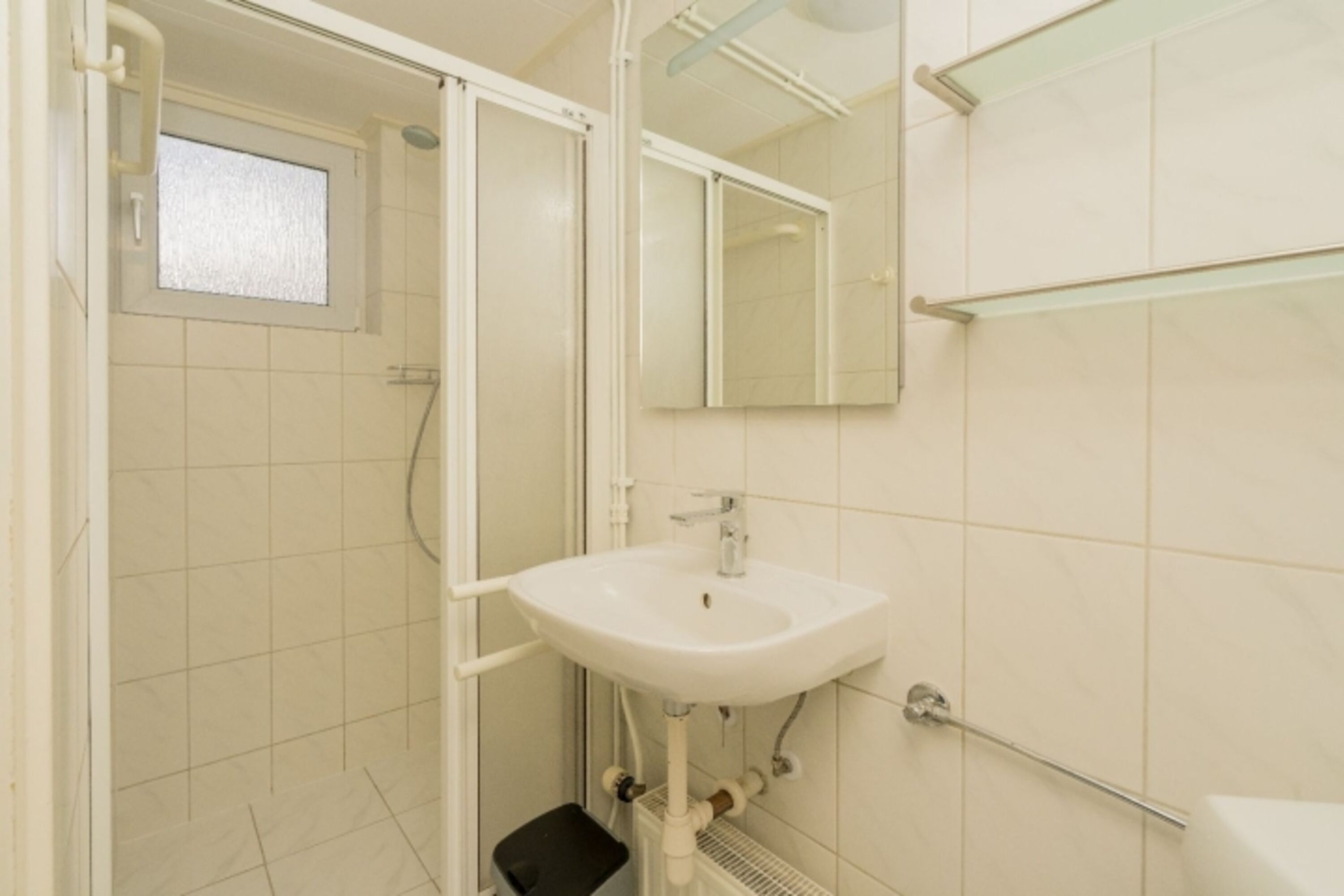 Badezimmer 1 mit Dusche, Toilette und Waschbecken. Ab März 2027 renoviert.