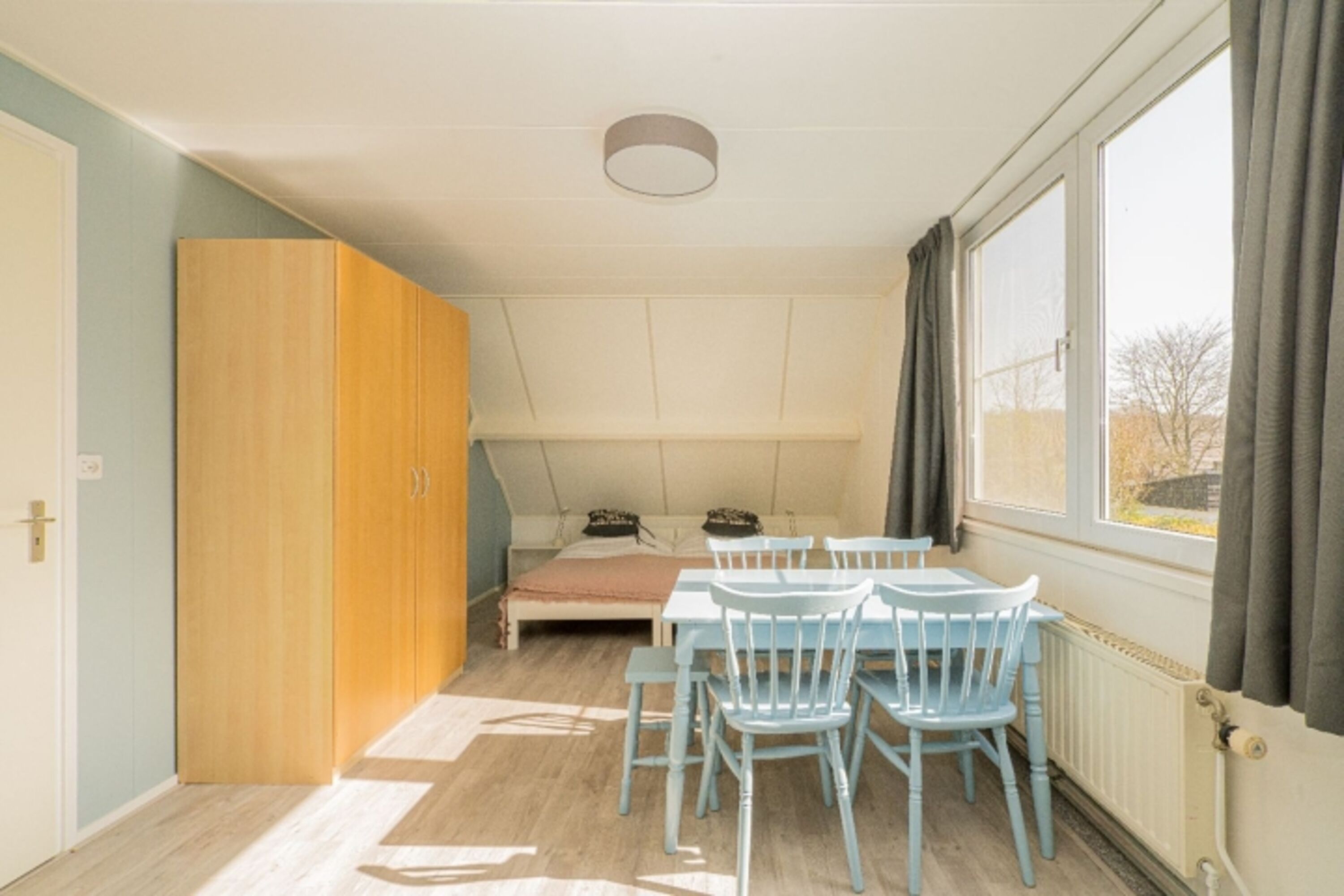 Schlafzimmer 2 mit 3 Einzelbetten und Schrank