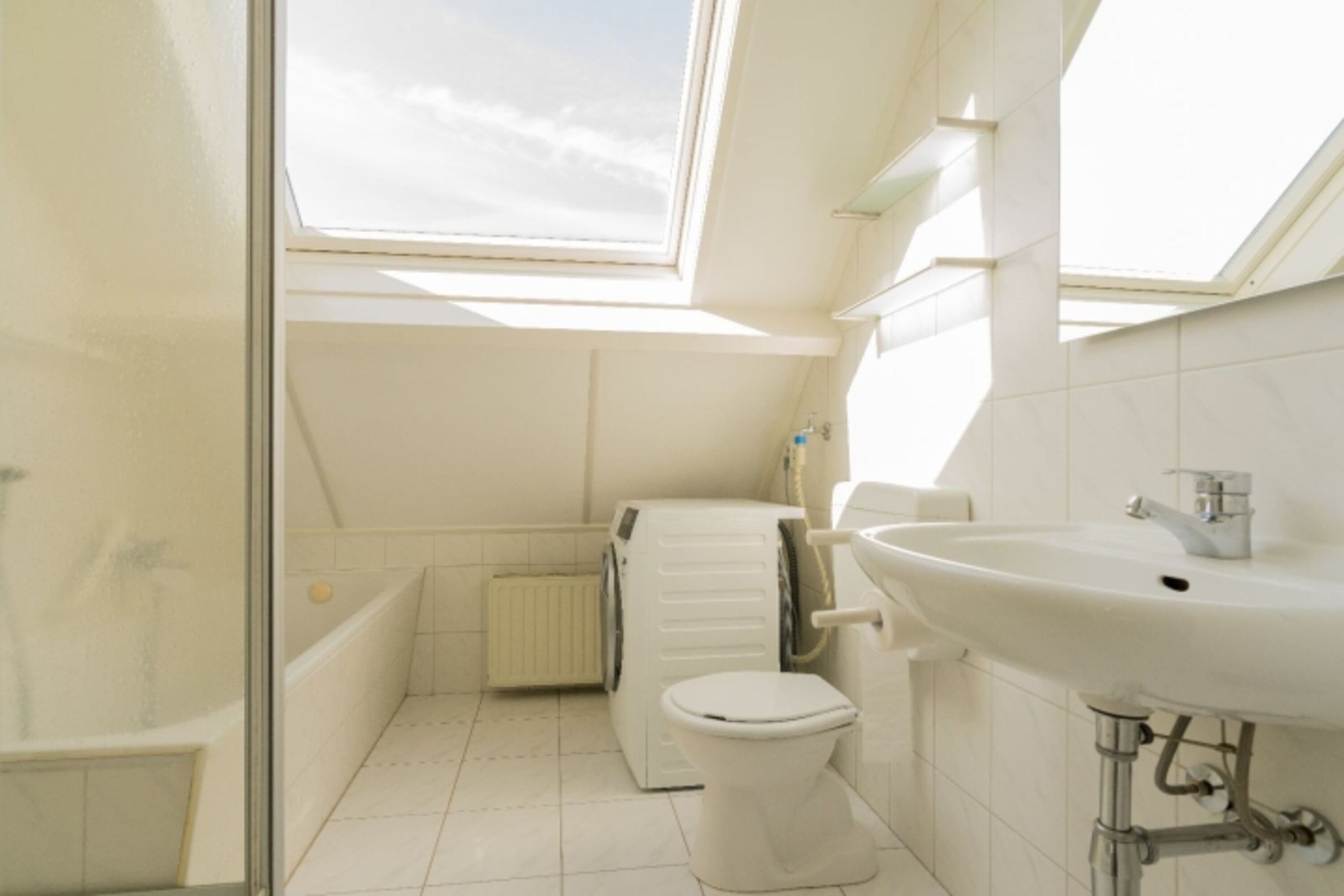 Badezimmer mit Badewanne, Dusche, und Toilette. Ab März 2027 renoviert und ohne Badewanne.