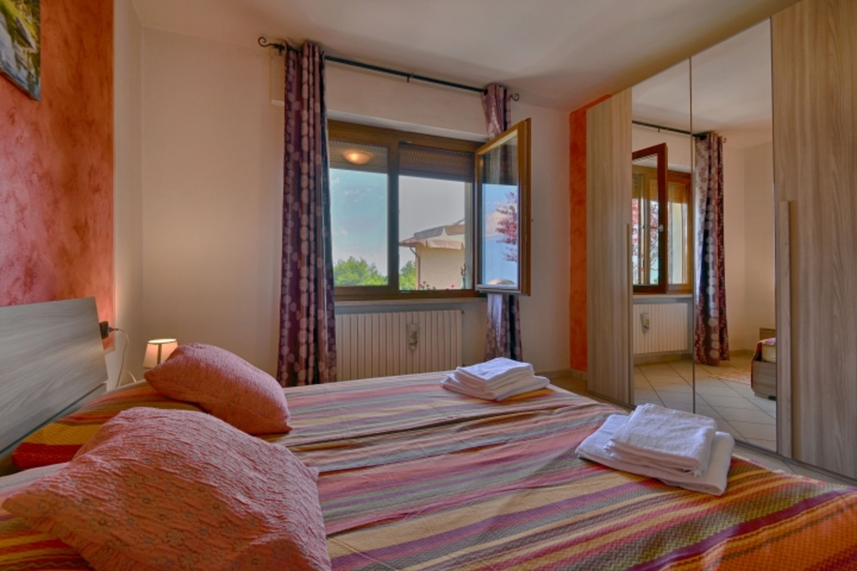 ERSTE SCHLAFZIMMER