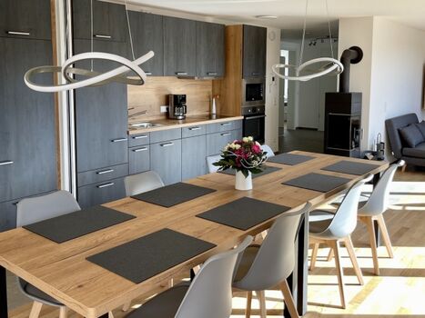 Die zusammen gelegten Essbereiche und Küchen der Ferienwohnungen Ost- und Westweg