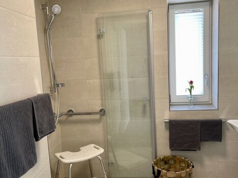 Die ebenerdige Dusche im Badezimmer
