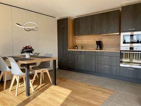 Die vollausgestattete Küche mit Essbereich