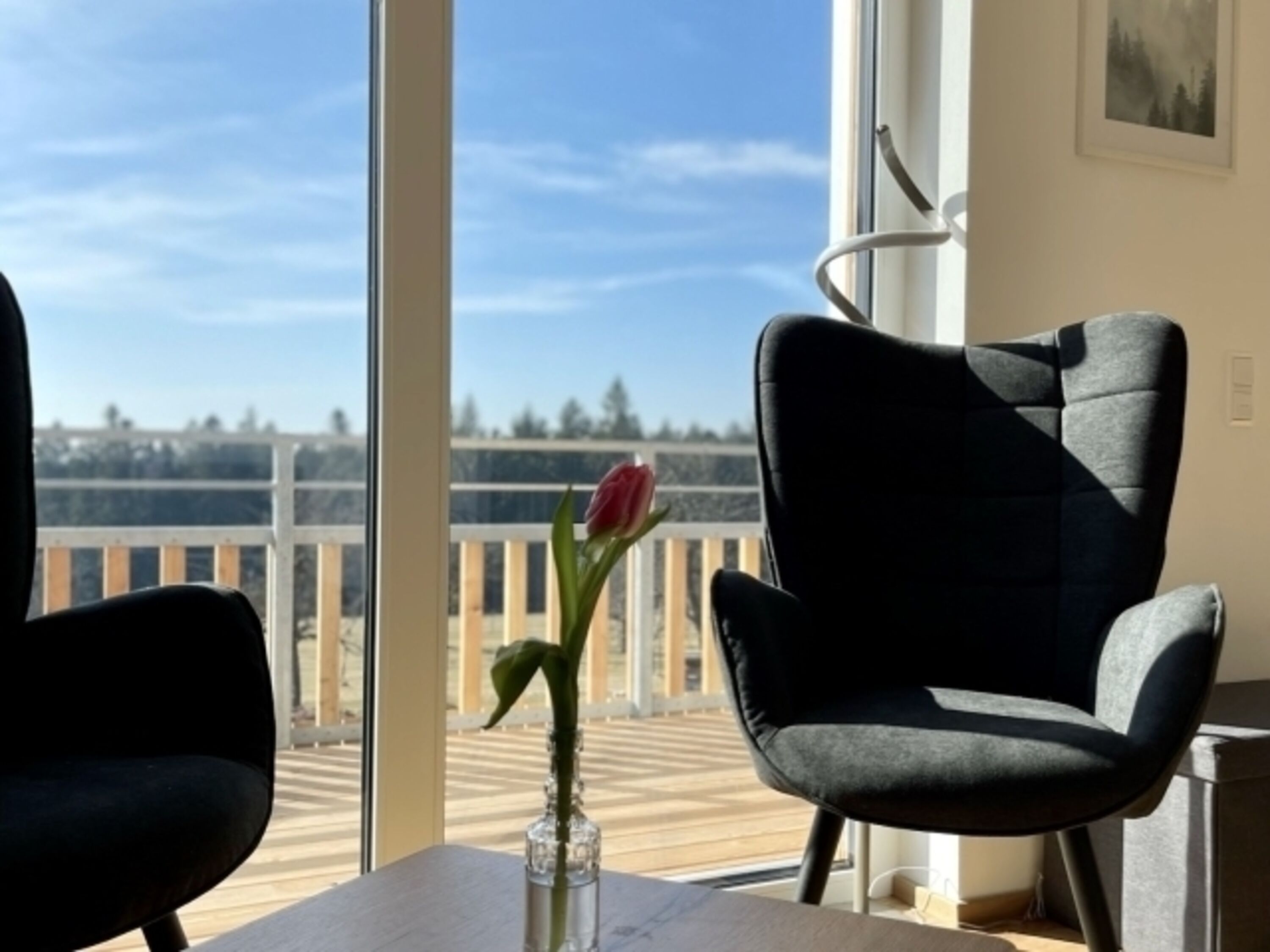 Das gemütliche Wohnzimmer mit Blick in den Schwarzwald