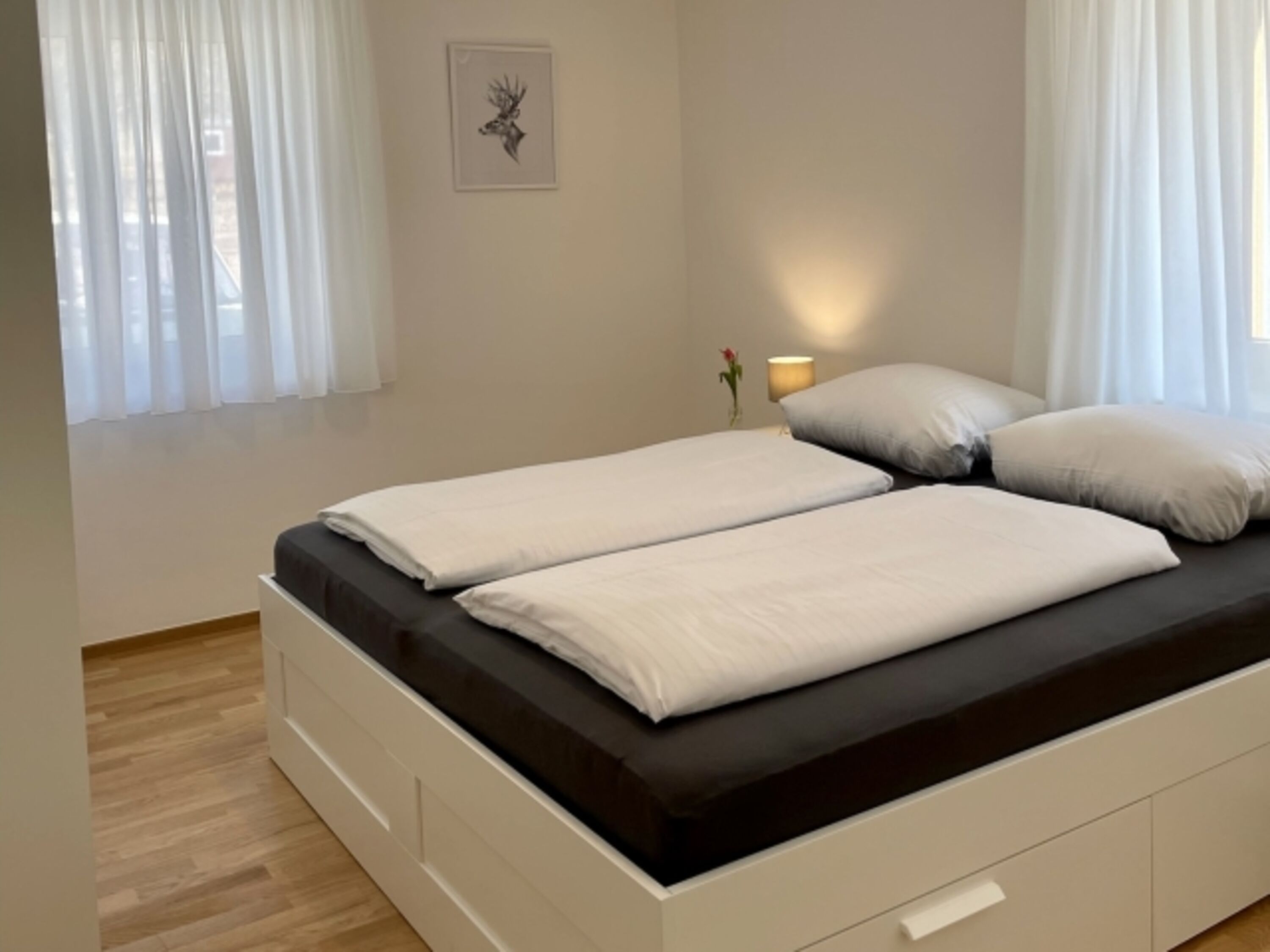 Das Doppelbett im Schlafzimmer
