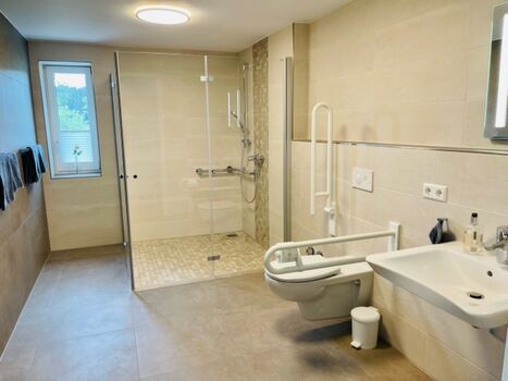 Das große und rollstuhlgerechte Badezimmer