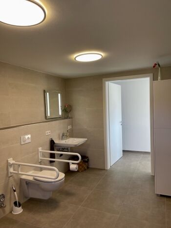 Das WC mit Waschbecken