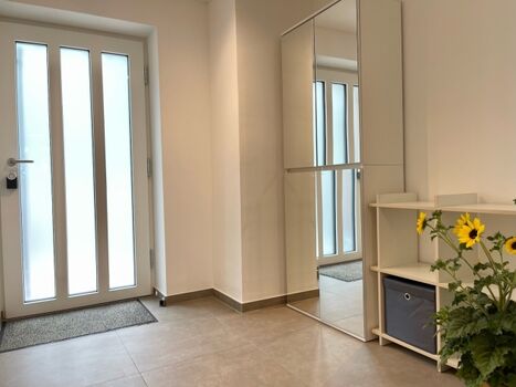 Die Haustüre und der helle Eingangsbereich