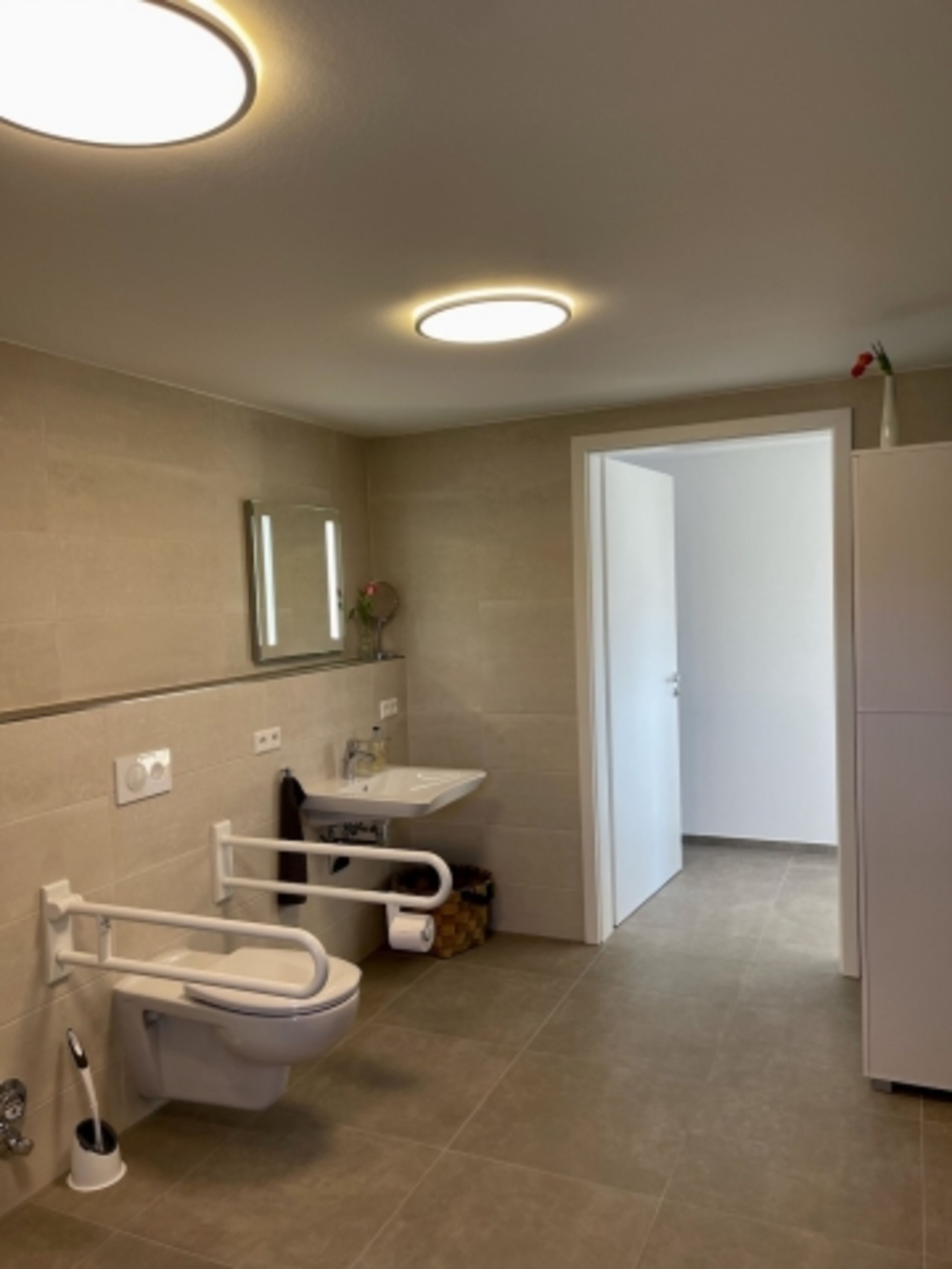 Das WC mit Waschbecken