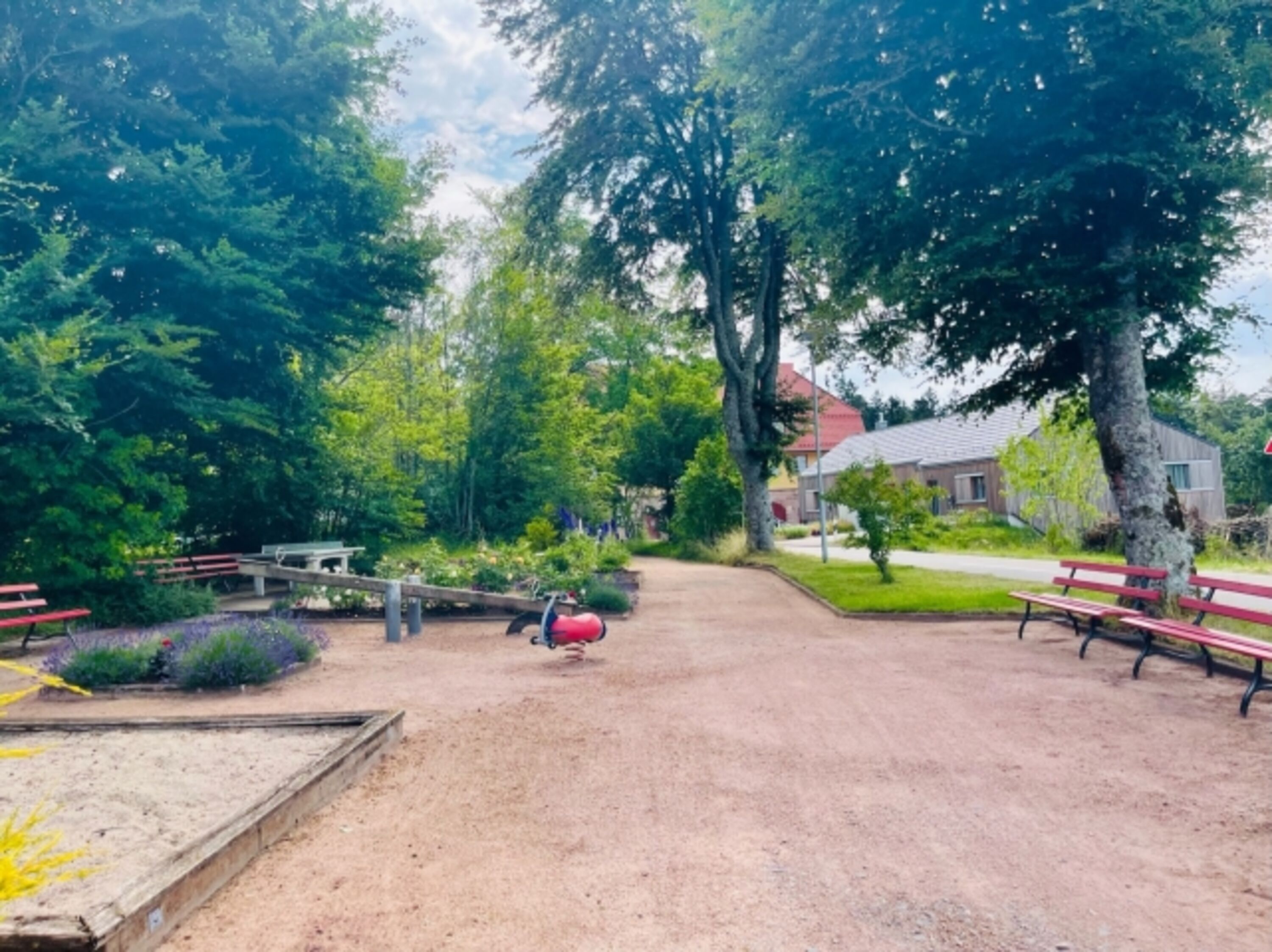 Der Spielplatz mit Tischtennis gegenüber der Ferienwohnung 