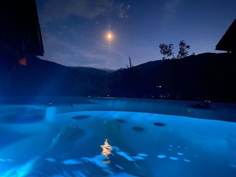 Whirlpool bei Nacht