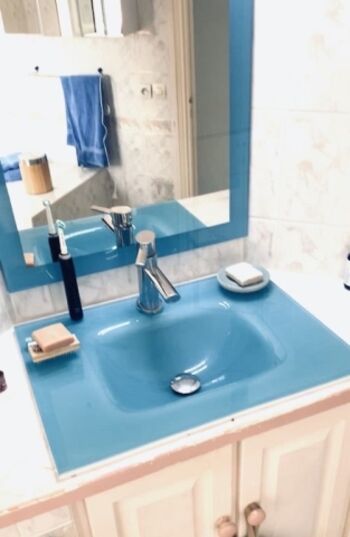 1. Badezimmer mit Waschtisch