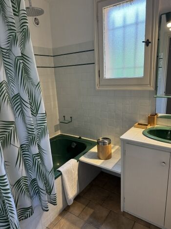 2. Badezimmer mit Dusche u. Waschtisch