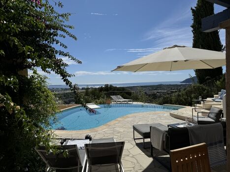 Sicht vom Essplatz auf Pool und Bucht