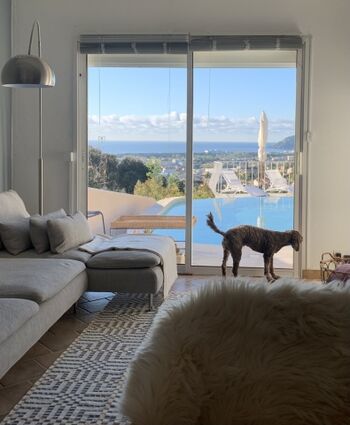 Blick aufs Meer beim Frühstück 