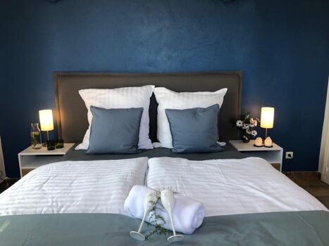 Schlafzimmer 1 mit Blick aufs Meer und Zugang Terrasse 