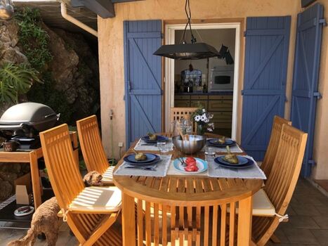 Überdachter Essplatz mit Barbecue 