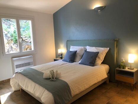 Schlafzimmer 3 mit Blick auf Felsen und Terrasse 