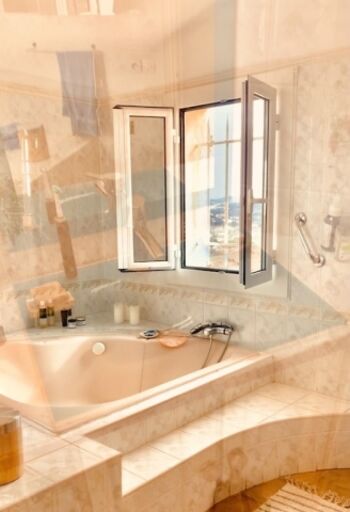 1. Badezimmer mit großer Badewanne