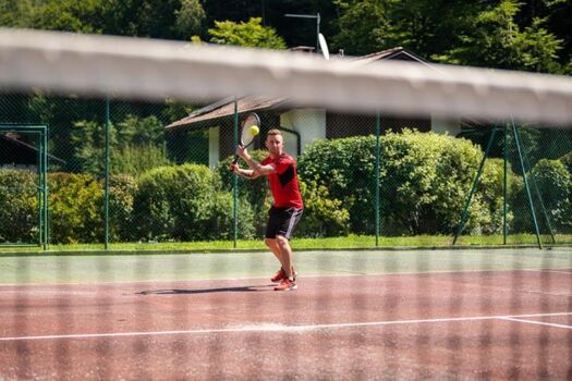 mit eigenem Tennisplatz